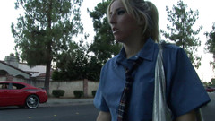 Hot Girlz: Piccola carina studentessa bionda in uniforme viene scopata sul divano