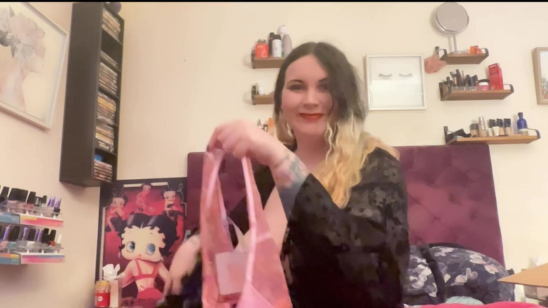 MissFFW: Ffw pronkt met haar nieuwe lingerievang, met verschillende poses