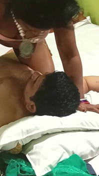 Indiancă drăguță Radhika Bhabhi sex incitant dur cu șeful acasă