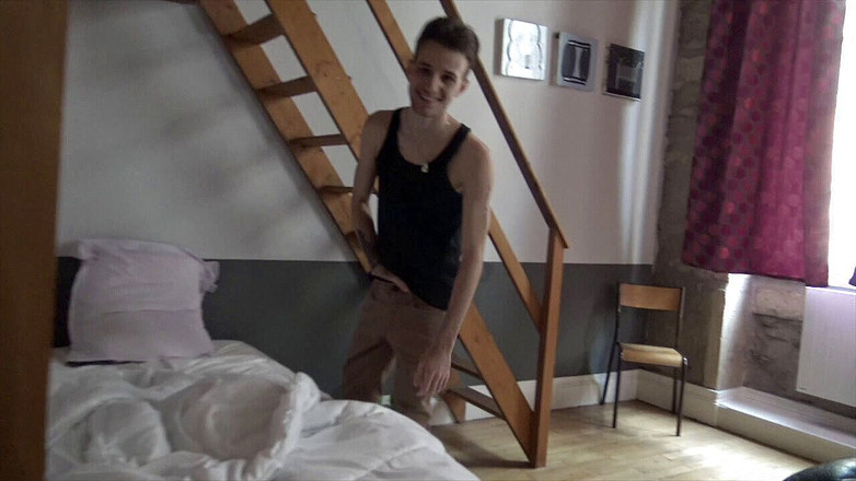 YOUNG FUCKED BY OLDER: Jess ošukaná twinkem mladším, než je on