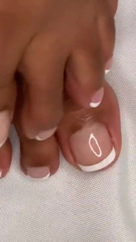Pink Foxx Wiggles Toes com pedicure francesa