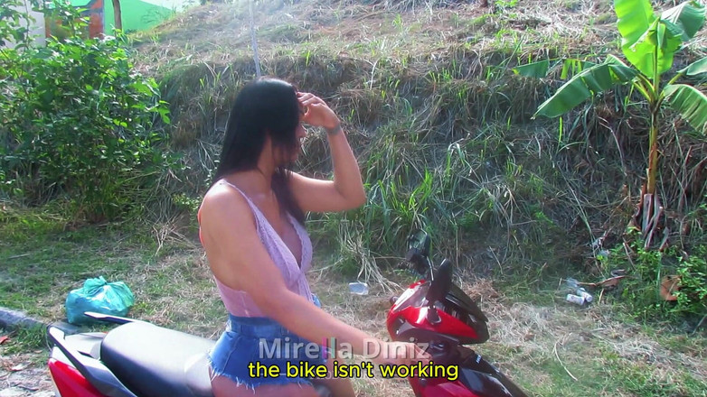 Mirella Diniz: Pengendara motor memberikan bantuan dan meminta pantat