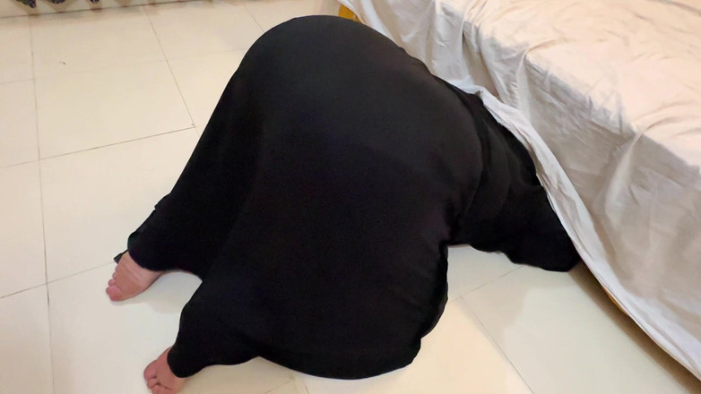 Aria Mia: 침대에서 청소할 때 갇힌 아랍 핫한 하녀 - Abaya Niqab &amp; 팬티 입은 큰 엉덩이 히잡 소녀