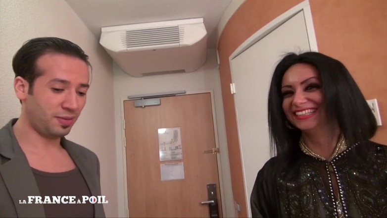 Papy Viewer: Bruneta sexy cu pizdă păroasă este pișată