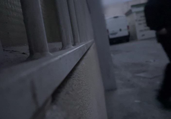 AmateurBoysPissing: Ragazzi amatoriali che piscino per strada, uno prova un pompino...