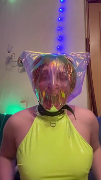 Badehose, Plastiktüte, Klebeband und Nasenklemmen
