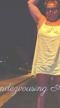 Boş yol, gece geç saatlerde ve çıplak bir çift!