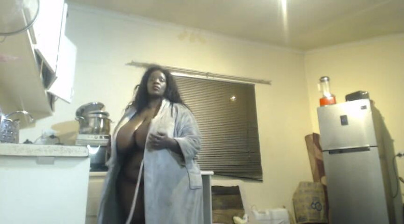 Legendary Booty Overdose: Чернокожая жиробасина соблазняет и мастурбирует