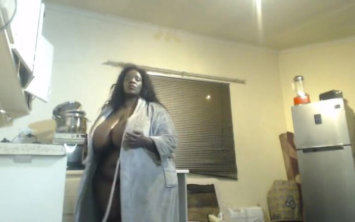 Legendary Booty Overdose: Ebenholz SSBBW neckt und masturbiert