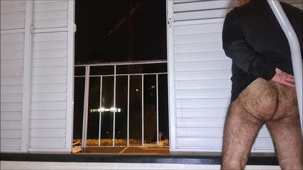 Ilovetobenaked: Tidak dapat menahan mengambil risiko ditangkap...