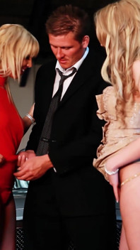 Dwie duże cycki blondynki milf chcą twardego kutasa dla gorącego trójkąta