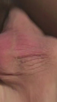 Bomba asiática Leyla Lei consigue el toque de los dedos y follada en su culo hasta facial