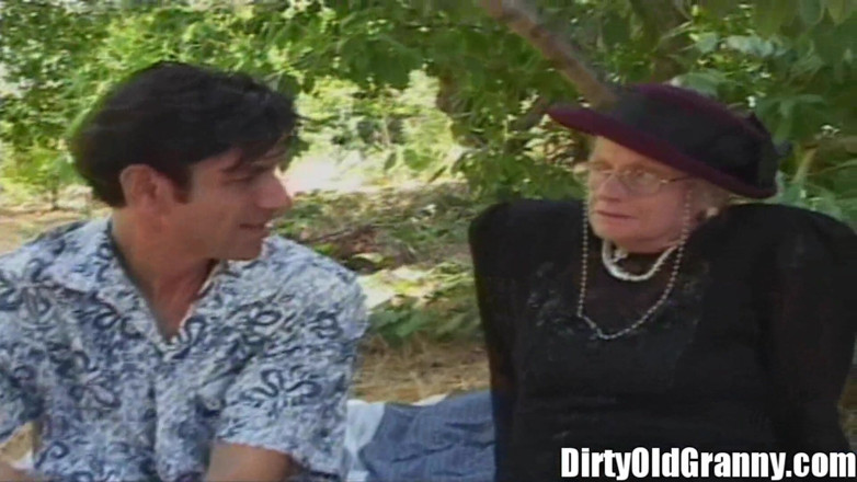 Dirty Old Granny: Avó fodida em park cum mouth geezer avó puta!