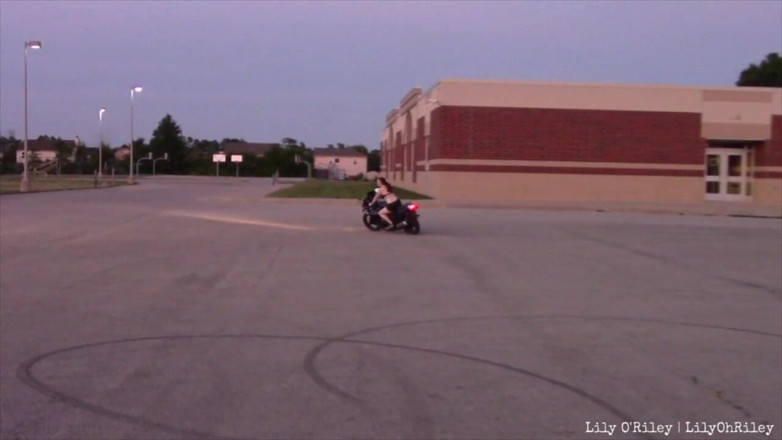 Lily O'Riley: Cavalcate sportbike in bikini (wmv)