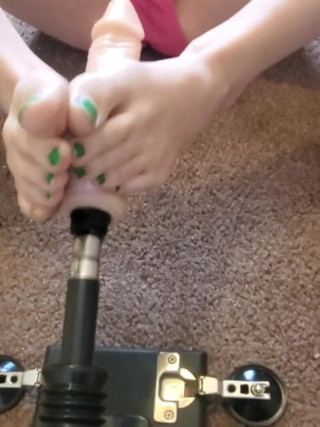 Hoeshow: Füße spielen und blowjob mit dildo
