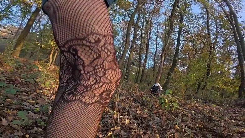 Ladysilvas: レディシルバの女装者がセクシーなランジェリーで茂みの中を歩く なんてセクシーなお尻でしょう