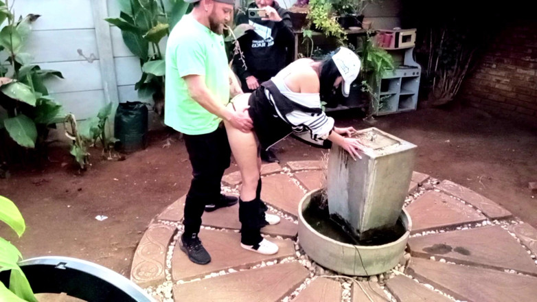 Bigjoefuckalott: Quasi beccata a pulire fuori il cortile del capo