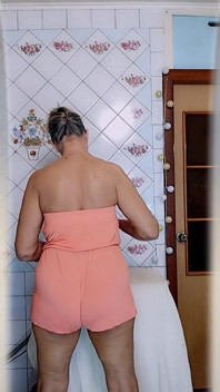 Dona de casa idosa Lukerya na Cozinha. Alegre flertação