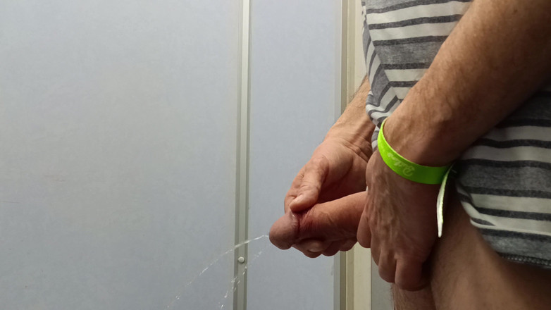 Rockardglans: 公共厕所撒尿，手淫，穿着牛仔裤高潮特写 - Rockard Daddy