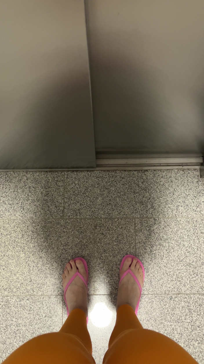 Feet: Tôi Thích Đi Dép Xỏ Ngón Màu Hồng