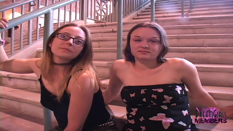 Dream Girls: Kari și Rose se expun și dansează goale