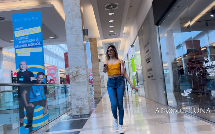 AproductionA: Smáčení v nákupním středisku