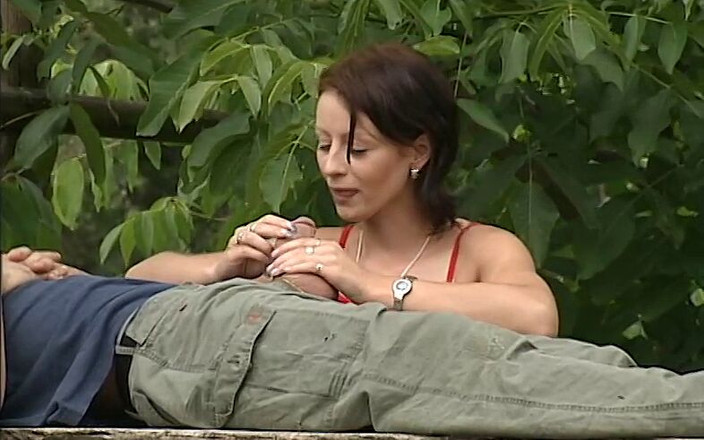 Magmafilm: 若い熟女が庭で吹くものを見つける