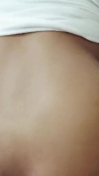 La mia sorellastra squirta da sola quando la guardavo segretamente