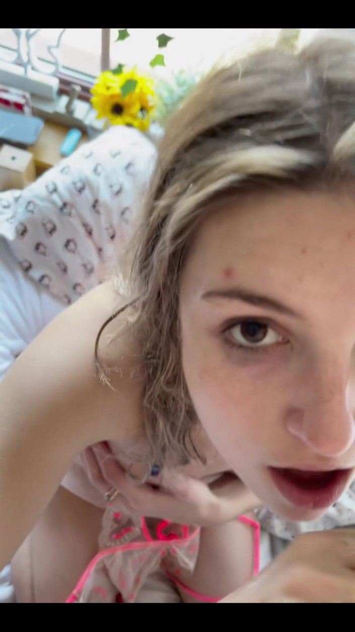 Ambie Bambii: Blowjob im College-wohnheim