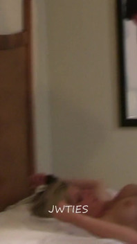 Cory Chase gekieteld totdat ze zich aftrekt