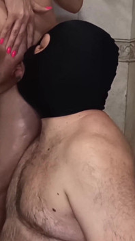 Femdom jí čůrá do pusy. Orgasmus z lízání v koupelně. Zlatý déšť. Série 23921