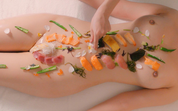 babeneso: Sashimi pada pepek!? Nikmati Sushi di badan awek berminyak awek