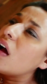 Gigi Loren geneukt door de vrijgezel naast de deur