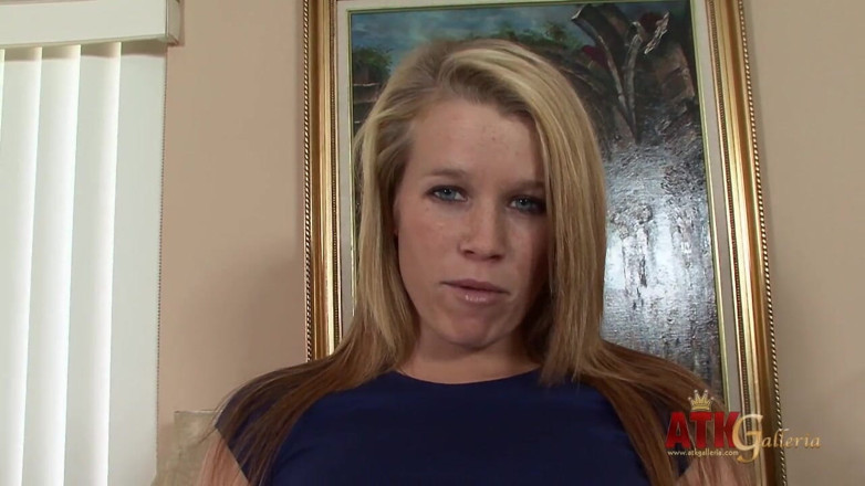ATK Fans (Solo): Blonde beauty Aiden Aspen pussy toying until orgasm
