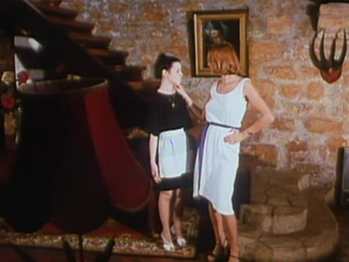 Java Consulting: Brigitte Lahaie, Annouchka &amp; Marion Webb's stomende vaginale streling in scène 8: "secrétaire...