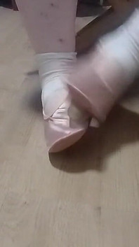 初めての体操用スリッパに白い靴下を履いた