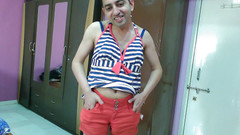 Cute & Nude Crossdresser: Sexy travestito sissy in pantaloncini rossi ed helther sul collo...