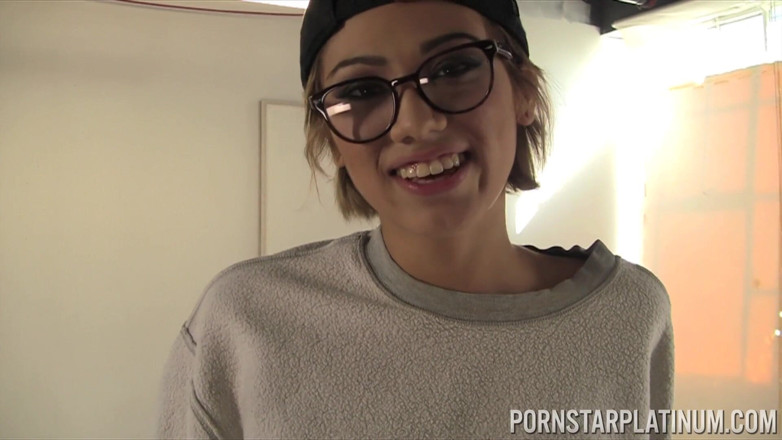 Pornstar Platinum: Drobna azjatycka gwiazda porno Aubrey Luna spada na kolana i...