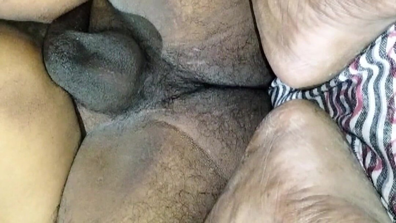 Rakesh: Desi casalinga scopa Devar in camera da letto