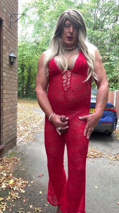 Kellycd2022: Sexy Crossdresser Kellycd2022 v sexy červené kombinéze a podpatcích