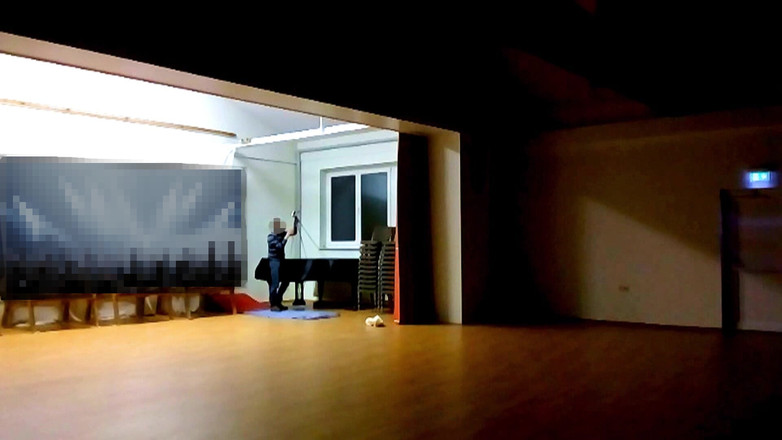 Mark Hannes: Snelle risicovolle bultmasturbatie in de muziekzaal