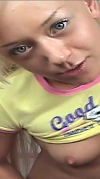 Sexy blonďatá dospívající dívka Lil Lexy je nadržená na živé kameře