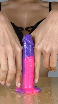Fetiș cu mâini # 2: mâini asiatice cu degetele lungi înghit vibrator