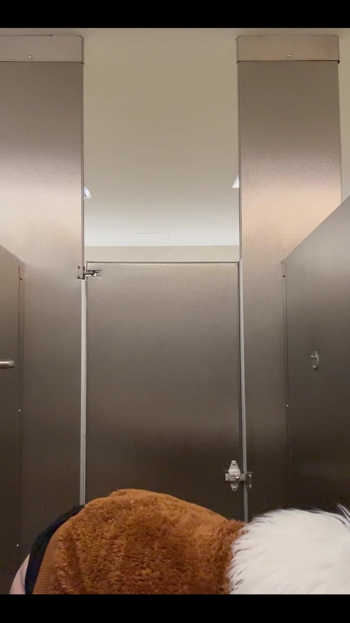 Suzy Wylde: Na lotnisku przygotowuj się do treningu analnego