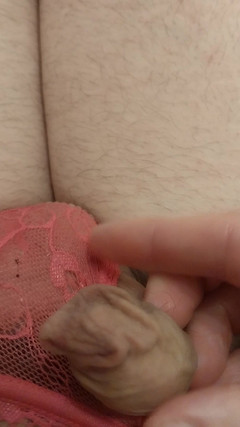 Cindy Belfast: 穿着粉色内裤的小阴蒂射精