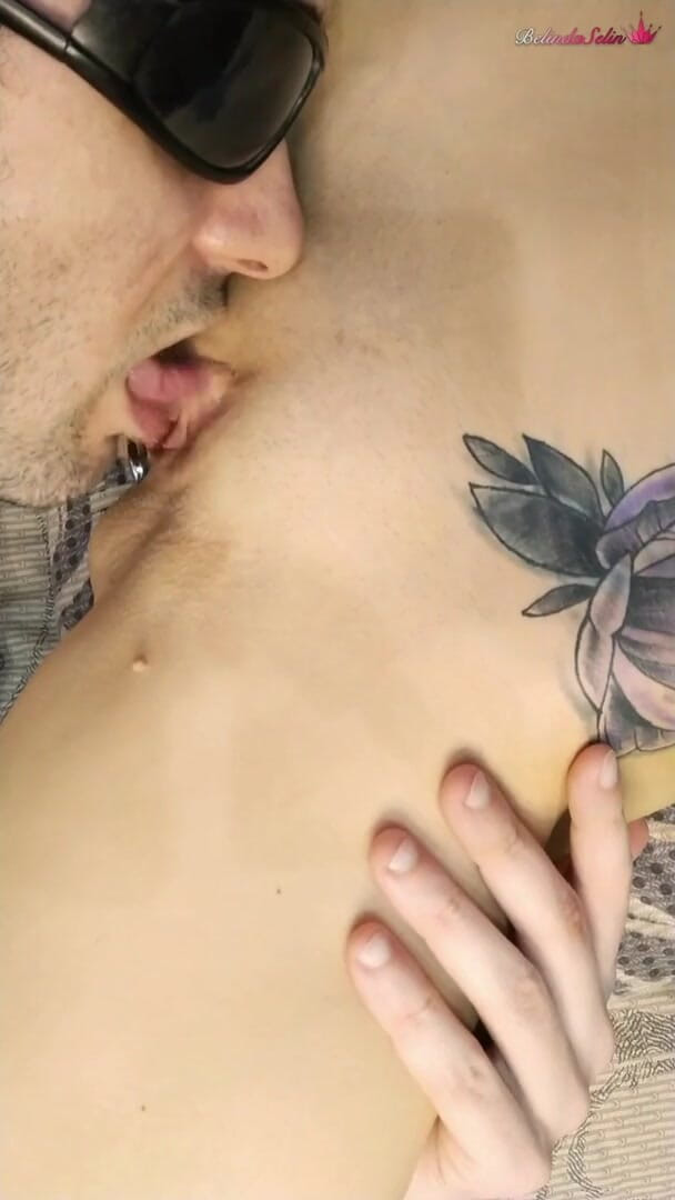 Belinda Selin: Lo sconosciuto con gli occhiali lecca abilmente la vagina stretta...