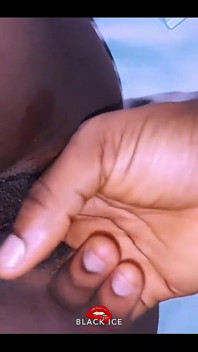 Chicas traviesas en albergue universitario - en primer plano usando los dedos para curarse cachonda