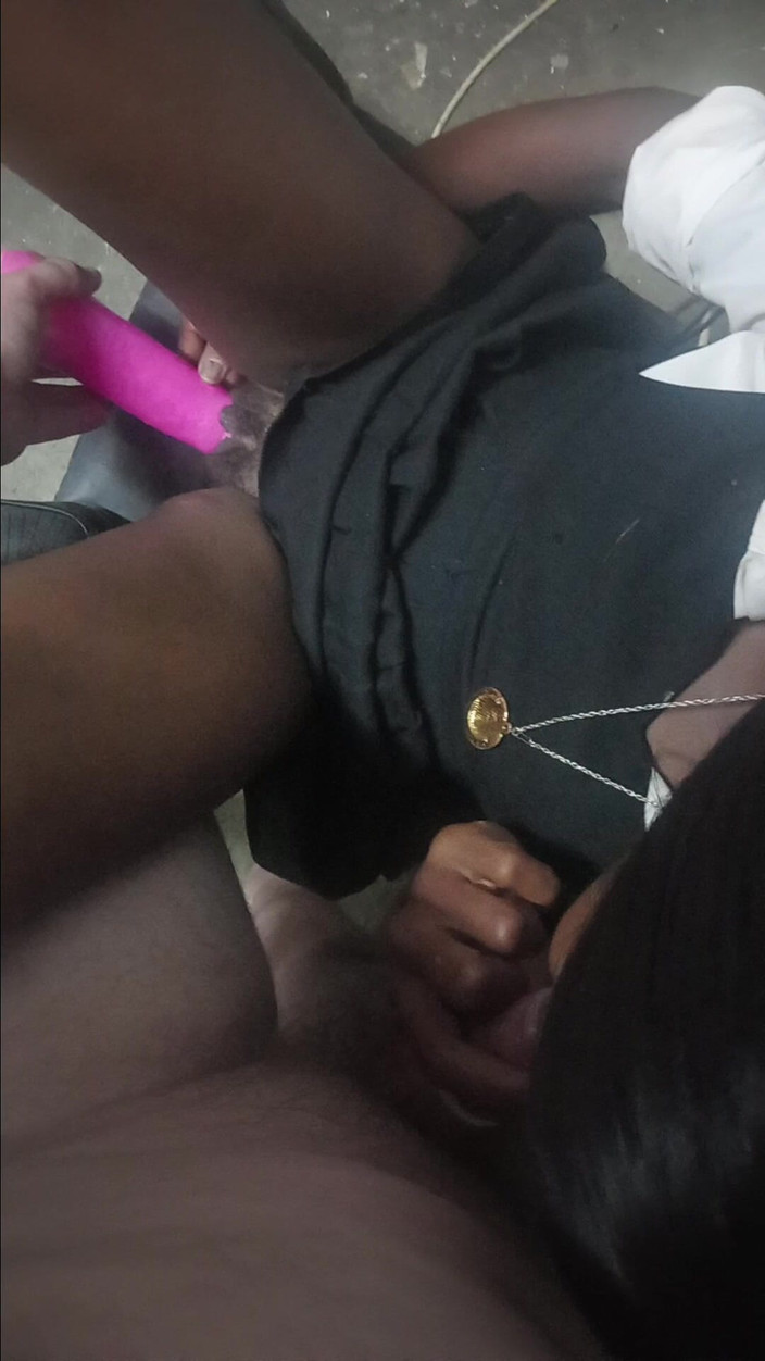 hothouse18xxx: Il Patrigno Spinge Il Grande Vibratore Rosa in Una Ragazza...