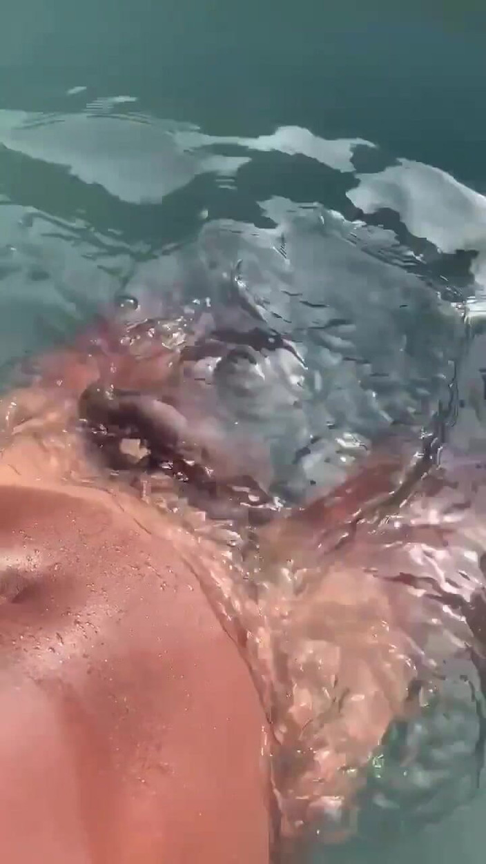 Vida Noite: Havuzda 31 sesi dinliyor ve mastürbasyon yapıyor