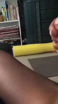 Acariciando mi polla gorda corriéndose tan fuerte